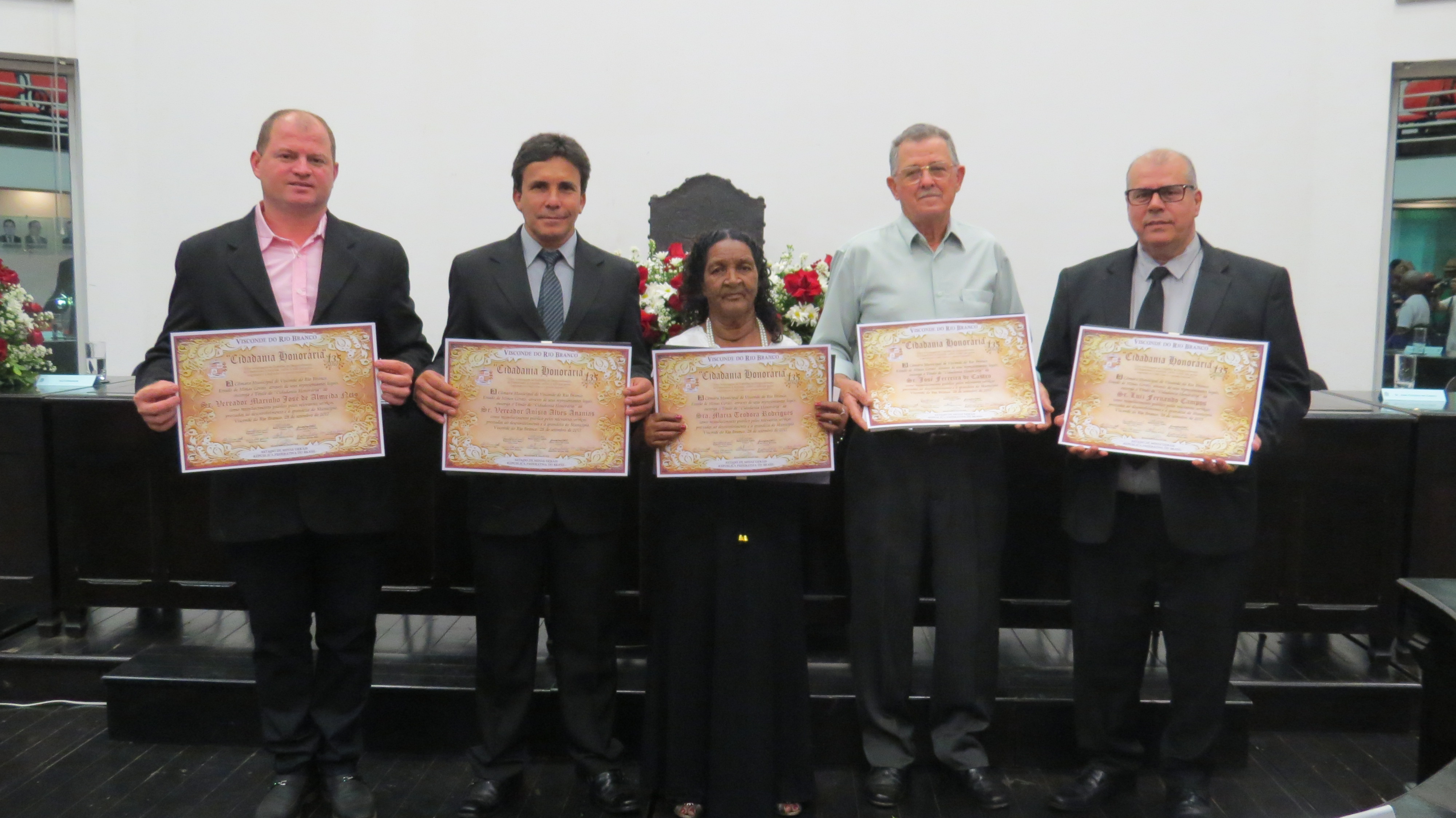 Os homenageados da noite: Vereador Marinho José de Almeida Neto, vereador Anísio Alves Ananias, Sra. Maria Teodora Rodrigues, Sr. José Ferreira de Castro e Sr. Luiz Fernando Campos