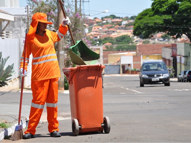 Profissional fazendo a limpeza urbana. Foto da internet.