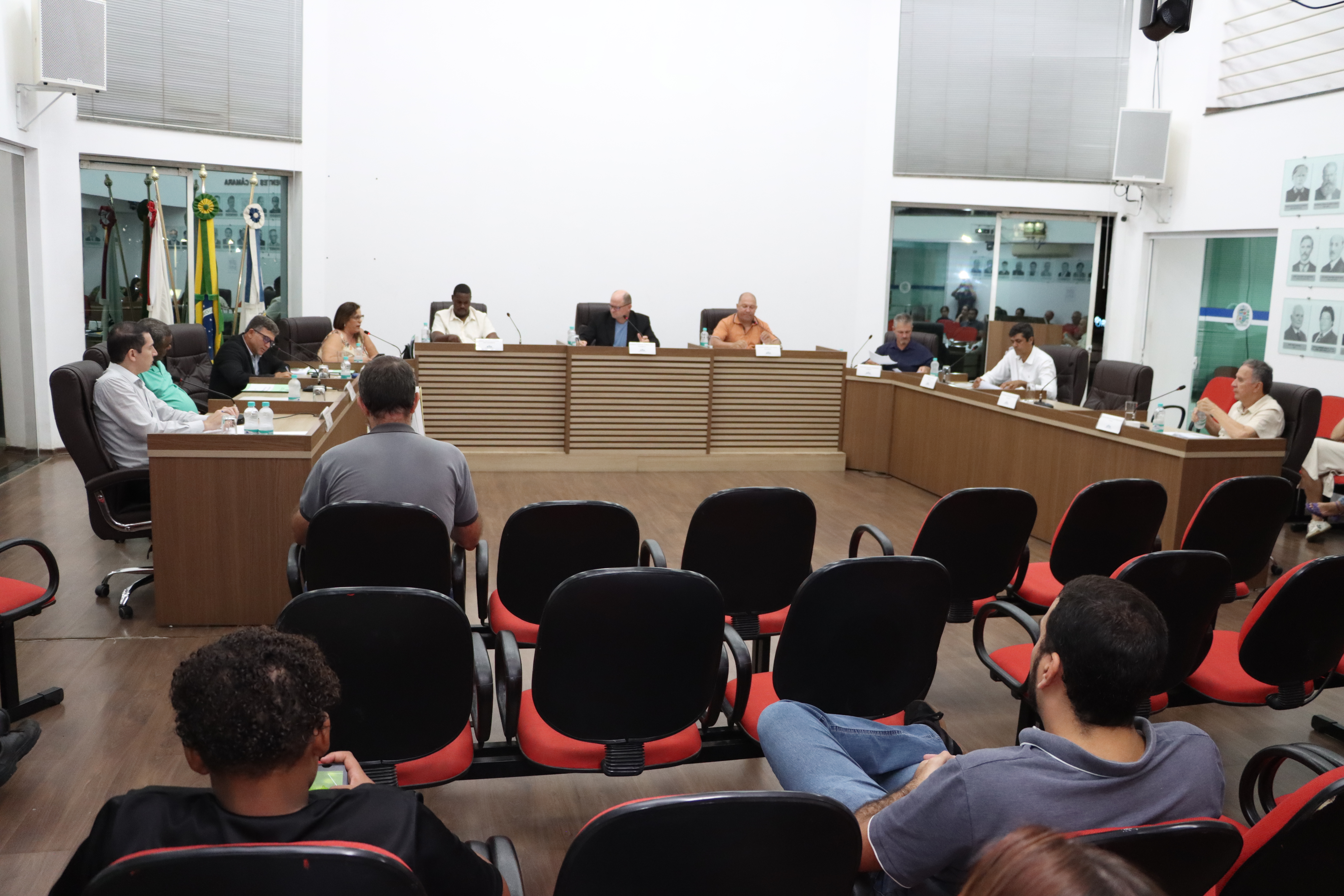 Câmara recebe relatório financeiro e aprova PLs de autoria do Executivo e do Legislativo