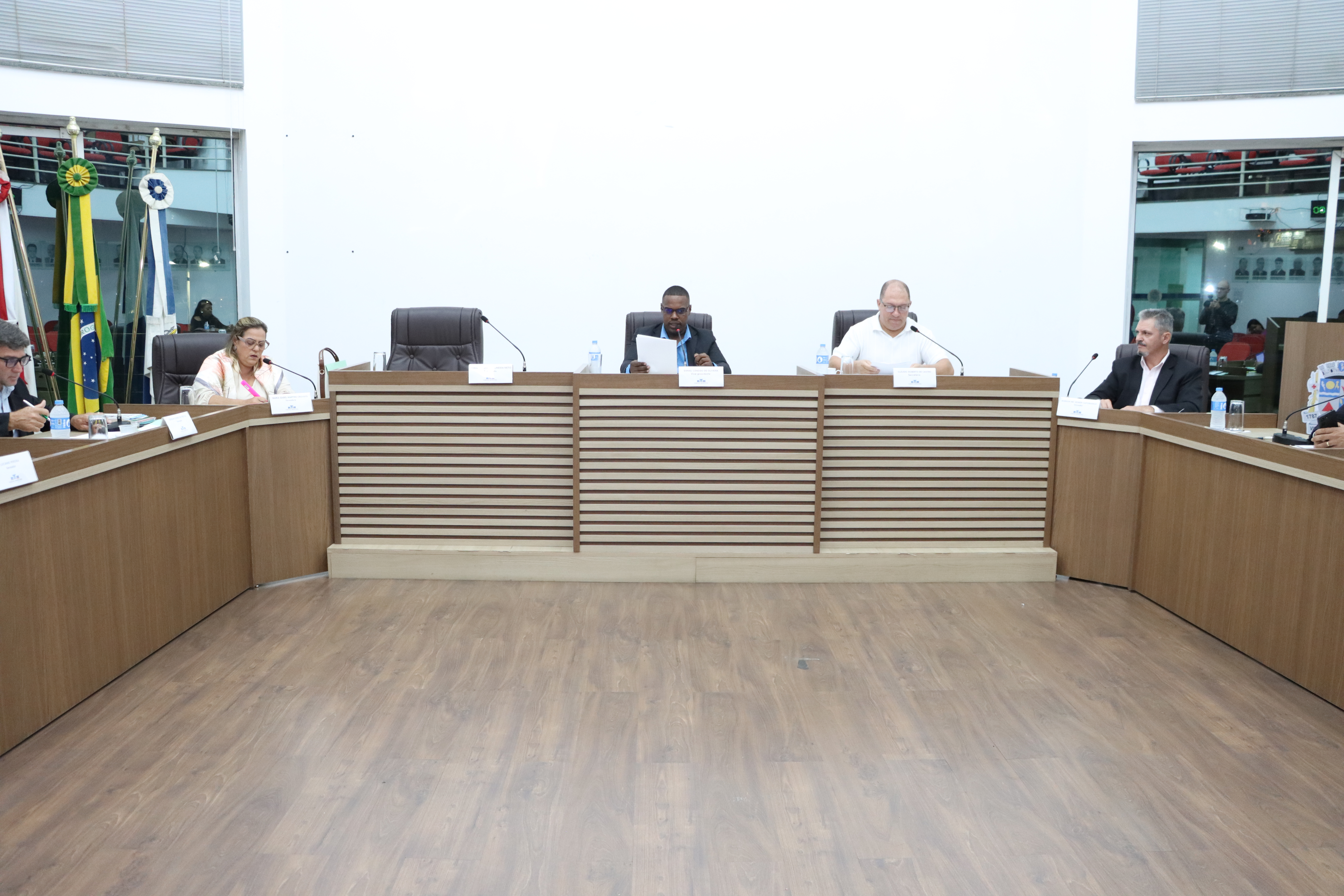 Plenário recebe prestação de contas do Executivo e aprova projetos do Legislativo